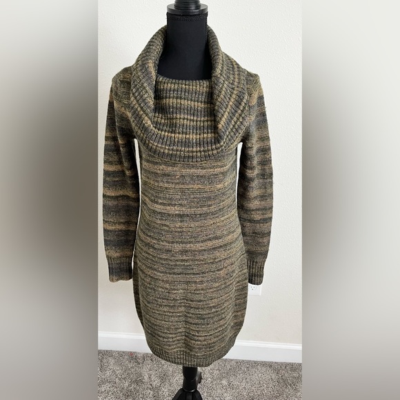Maggy London turtle neck long sleeves sweater dress unused size Medium - Picture 2 of 12